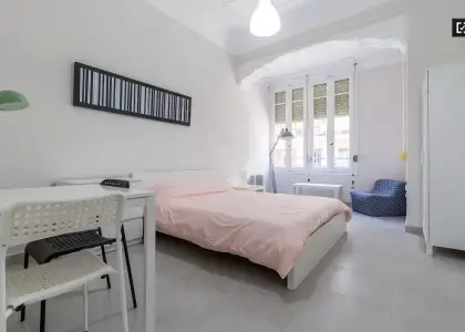 Amplia habitación en un apartamento de 5 dormitorios en Russafa, Valencia en Valencia