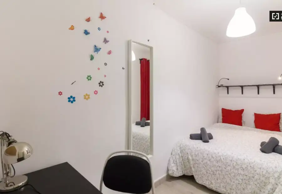 Habitación en piso compartido de 3 dormitorios en alquiler en Santa Eulàlia, con todos los gastos incluidos en Barcelona