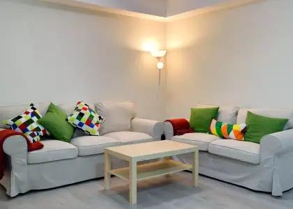 Habitación en piso compartido de 3 habitaciones en Zaragoza, gastos incluidos, ideal para profesionales y estudiantes, solo mujeres. en Zaragoza