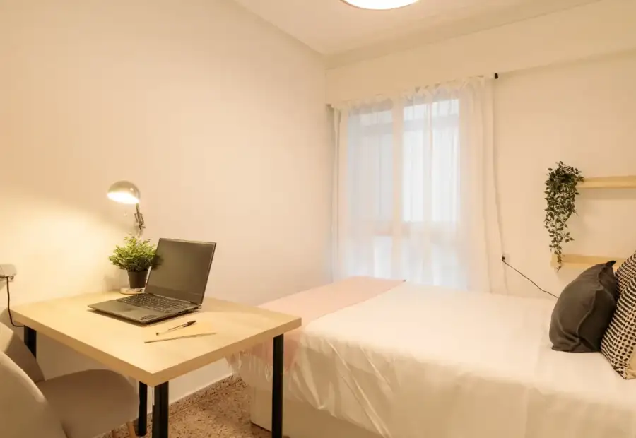 Habitación en piso compartido de 5 habitaciones en Alicante, algunos gastos incluidos, solo para profesionales, se admiten estudiantes. en Alicante (Alacant)