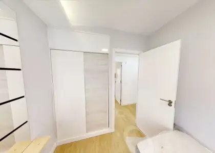 Habitación en piso compartido de 5 habitaciones en Casería de Montijo, con todos los gastos incluidos, ideal para mujeres profesionales o estudiantes. en Granada