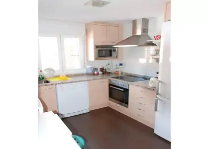 Habitación en piso compartido de 5 habitaciones en Zaragoza, solo para mujeres, profesionales. en Zaragoza