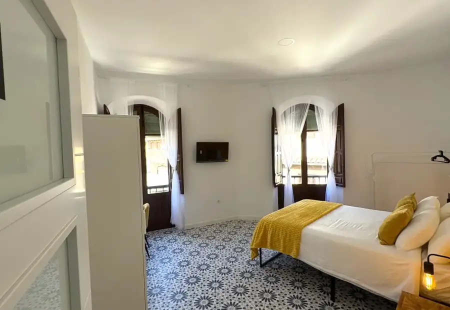 Habitación en piso compartido de 6 habitaciones en alquiler en Albaycín perfecta para chicas, profesionales y estudiantes en Granada