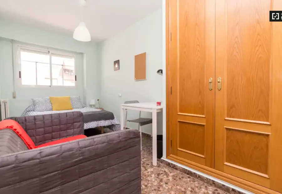 Habitación en un piso compartido de 5 habitaciones en alquiler en Penya-Roja en Valencia