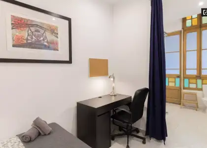 Habitación en un piso compartido de 7 dormitorios en alquiler en Sants, gastos incluidos. en Barcelona