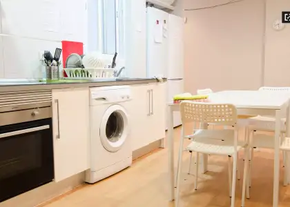 Habitación interior con llave independiente en el apartamento compartido, Ciutat Vella en Valencia