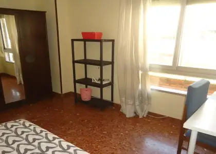 Se alquila habitación en piso compartido de 4 habitaciones en Ciudad Jardín. en Córdoba