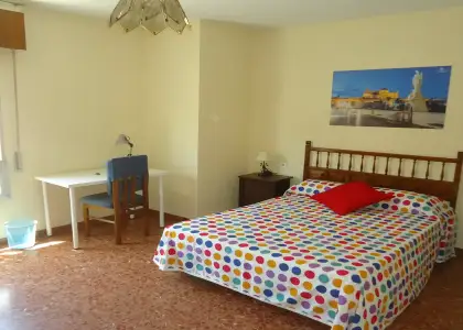 Se alquila habitación en piso compartido de 4 habitaciones en Ciudad Jardín. en Córdoba