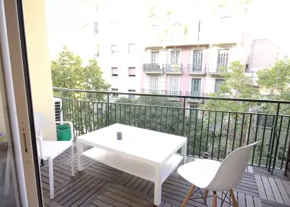 Se alquila habitación en piso compartido de 4 habitaciones en la Nova Esquerra de l'Eixample, gastos incluidos en Barcelona