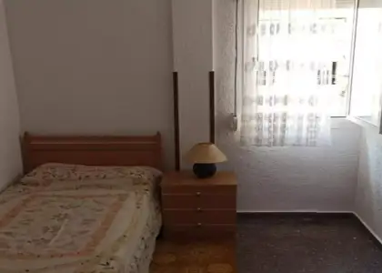Se alquila habitación en piso de 3 dormitorios en Alicante en Alicante (Alacant)