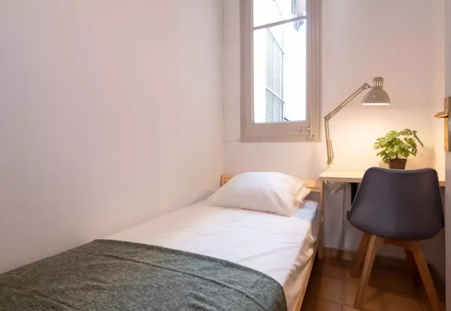 Se alquila habitación en piso de 6 habitaciones en Barcelona en Barcelona