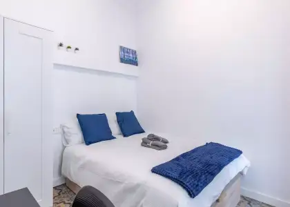 Se alquila habitación en piso de 8 habitaciones en Granada en Granada