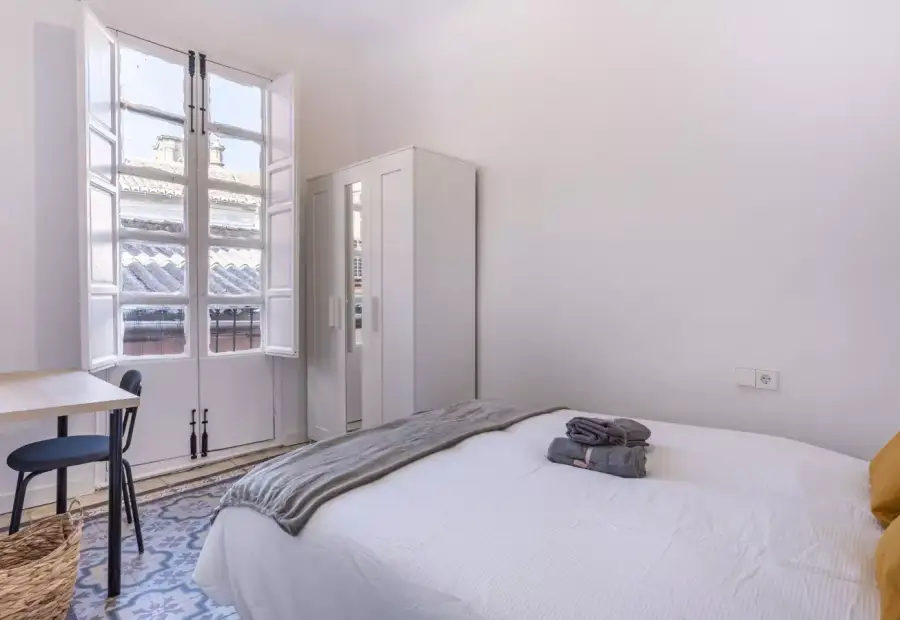 Se alquila habitación en piso de 8 habitaciones en Granada en Granada
